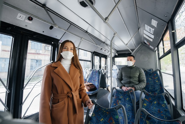 Passagiers in het openbaar vervoer tijdens de coronavirus pandemie houden afstand van elkaar. Bescherming en preventie covid 19.