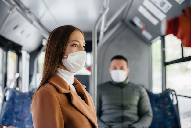 Passagiers in het openbaar vervoer tijdens de coronavirus pandemie houden afstand van elkaar. Bescherming en preventie covid 19.