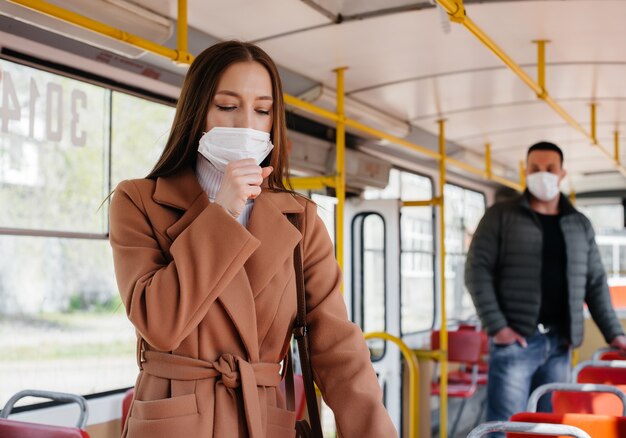 Passagiers in het openbaar vervoer tijdens de coronavirus pandemie houden afstand van elkaar. Bescherming en preventie covid-19.