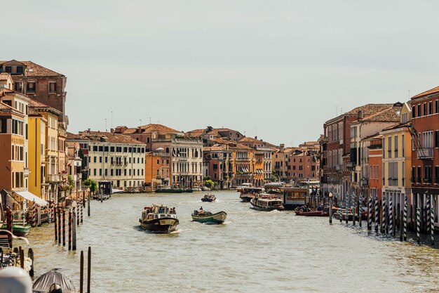 Passagiers vaporetto bewonderen de stad vanaf het water. Rivierstation van het Canal Grande.