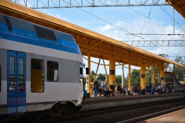 Passagiers wachten op een snelle trein op een treinstation in de stad