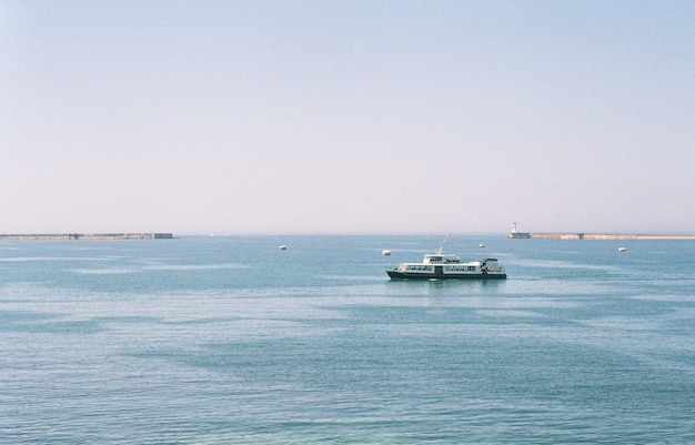Passagiersboot in de baai van Sevastopol