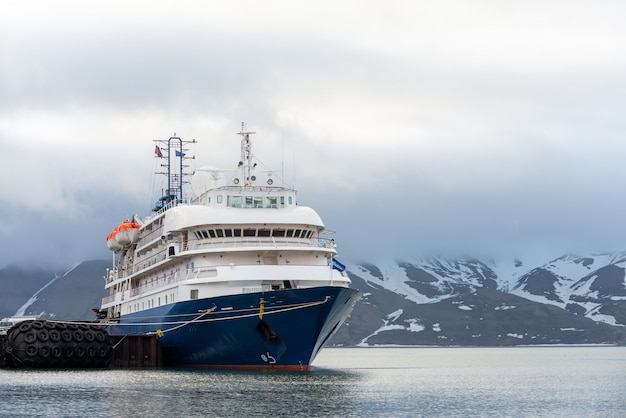 Passagiersschip afgemeerd in de haven van Longyearbyen uitzicht van voren