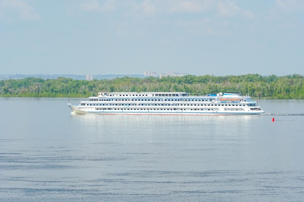 Foto passagiersschip op een cruise op de wolga in volgograd in rusland