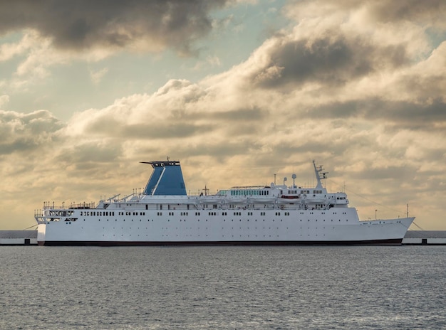 Passagiersschip voor anker in haven Zeetransport voor cruisereizen