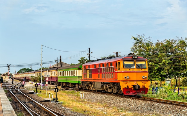 Passagierstrein voor Bangkok vertrekt vanaf station Ayutthaya, Thailand