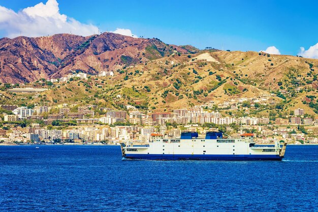 Passagiersveerboot in de Middellandse Zee en het stadsbeeld van Messina, het eiland Sicilië, in Italië