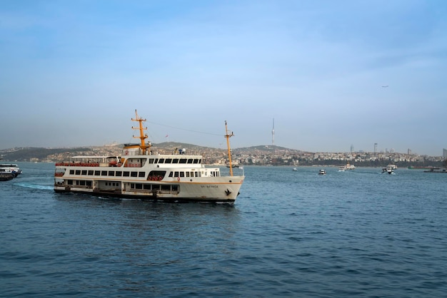 Foto passagiersveerboot in de wateren van de bosporusstraat en het aziatische deel van istanbul, turkije