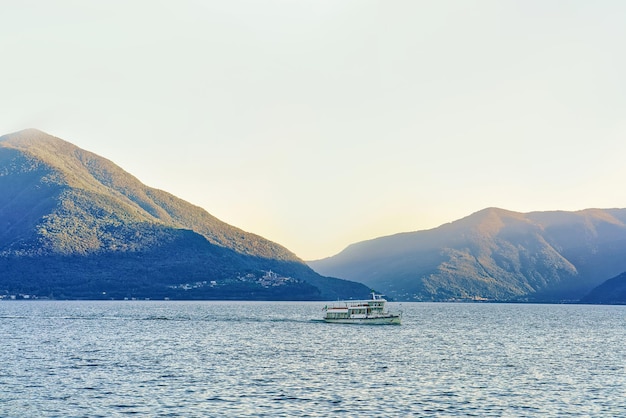 Passagiersveerboot op de pier van het luxe resort in Ascona aan het Lago Maggiore in Ticino, Zwitserland.