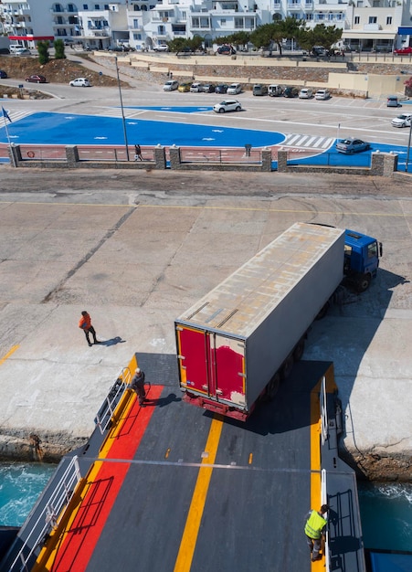 Passagiersveerbootdokken in de jachthaven van Ermoupolis op het eiland Syros, Griekenland