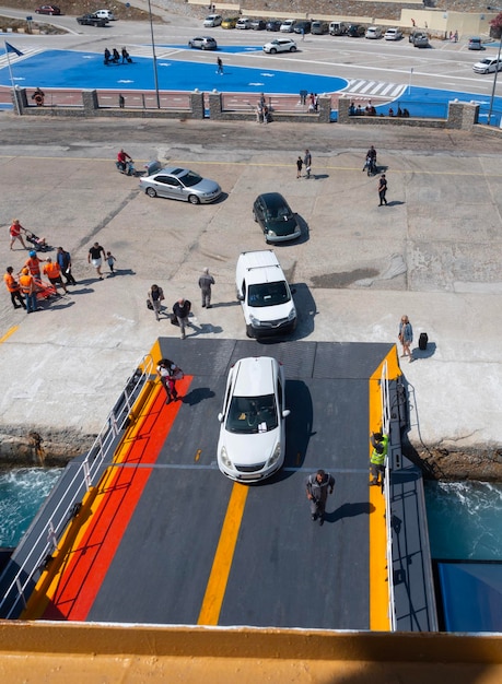 Passagiersveerbootdokken in de jachthaven van Ermoupolis op het eiland Syros, Griekenland