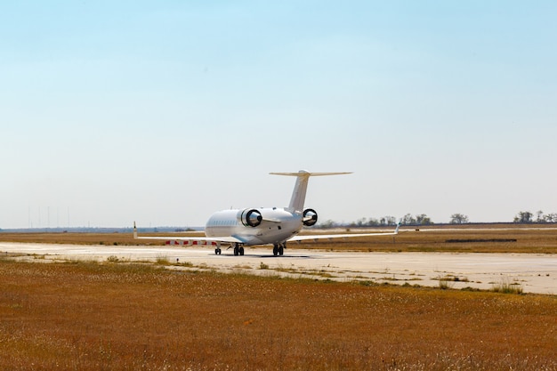 Passagiersvliegtuig opstijgen vanaf de startbaan op de luchthaven op zonnige dag