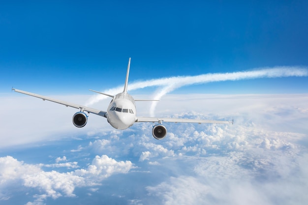 Passagiersvliegtuig vliegen op vliegniveau hoog in de lucht boven de wolken en de blauwe lucht zonsopgang