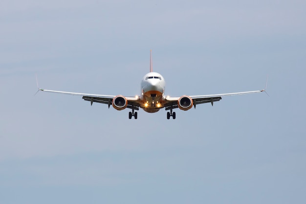 Passagiersvliegtuig vliegt in de lucht. luchtvervoersindustrie