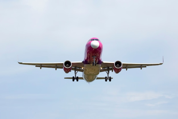 Foto passagiersvliegtuig vliegt in de lucht. luchtvervoersindustrie