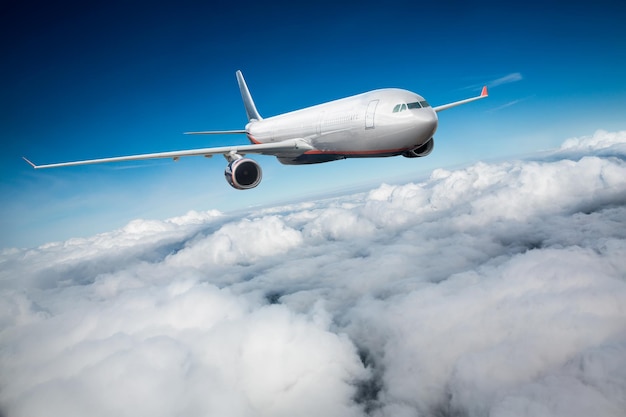 Passagiersvliegtuig vliegt in de wolken