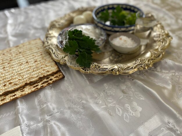 Foto tavola seder di pasqua con mazza judaica - pasqua ebraica