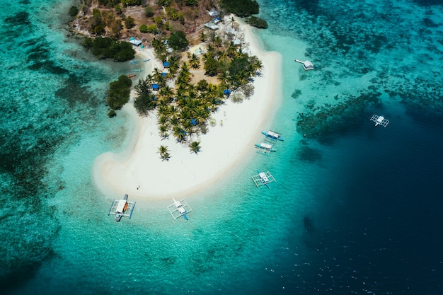 Passeer eiland in de Filippijnen, provincie coron. Luchtfoto van drone over vakantie, reizen en tropische plaatsen