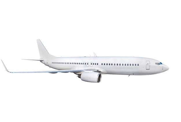 Пассажирский самолет летит изолированно на белом фоне
