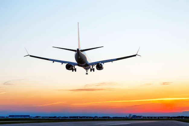 旅客機が空港に着陸する飛行機の飛行