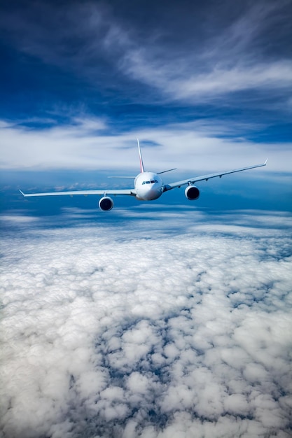 Пассажирский авиалайнер летит в облаках