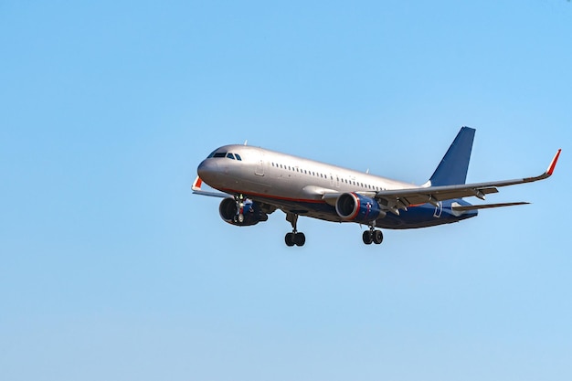 澄んだ青い空を背景に飛んでいる旅客機