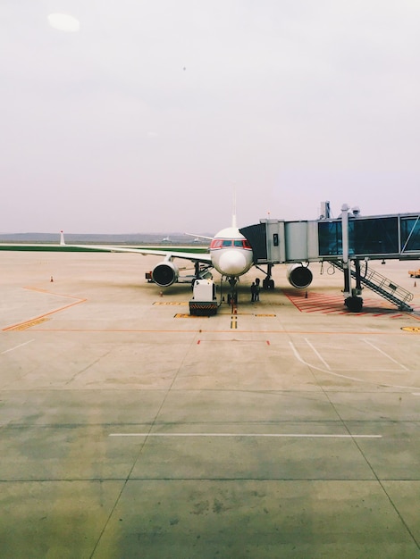 写真 空に照らされた空港の乗客登機橋と飛行機