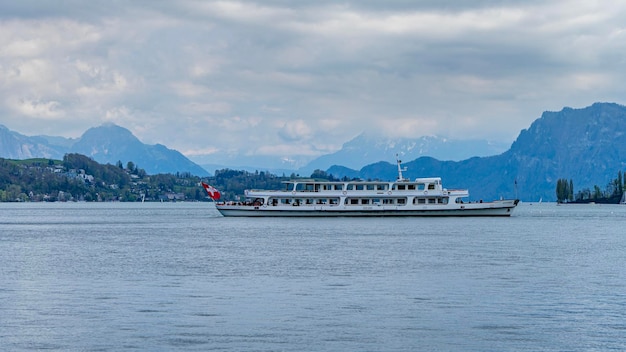 Photo passenger boat sailing on a lake in switzerland