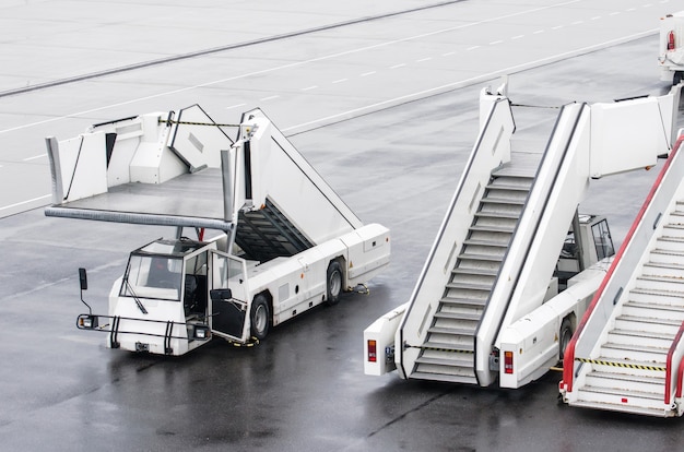 Photo passenger ladders for boarding passengers in an airplane.