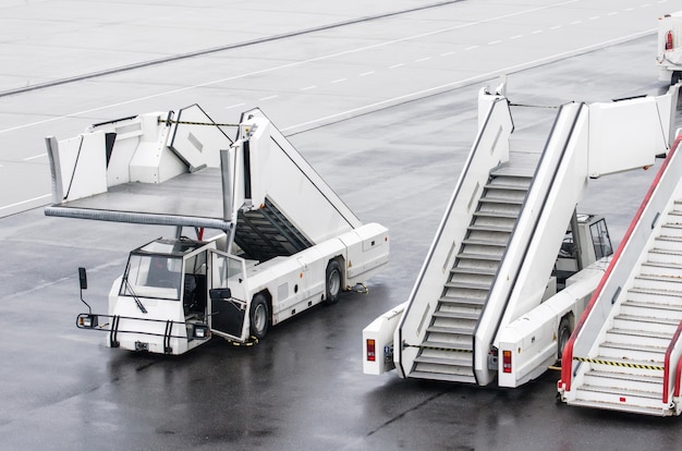 Foto scale passeggeri per l'imbarco di passeggeri in aereo.