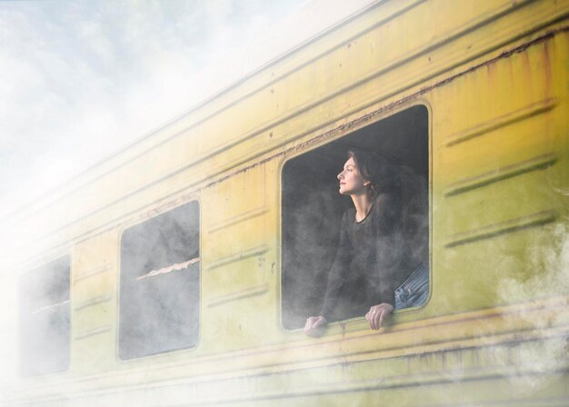 Photo passenger looking through window of train during foggy weather