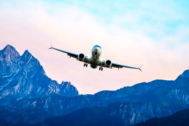 写真 旅客機が山の上を飛ぶ 航空輸送産業