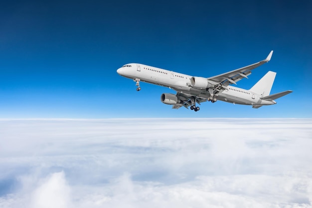 Пассажирский самолет летит на поезде над облаками и голубым небом