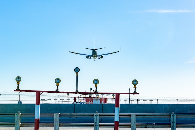 太陽光線で青い空を飛んでいる旅客機