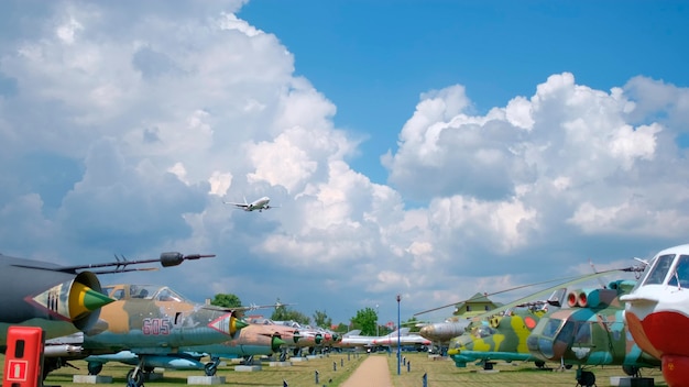 写真 古い飛行機の上空を飛んでいる旅客機野外博物館雲と青い空