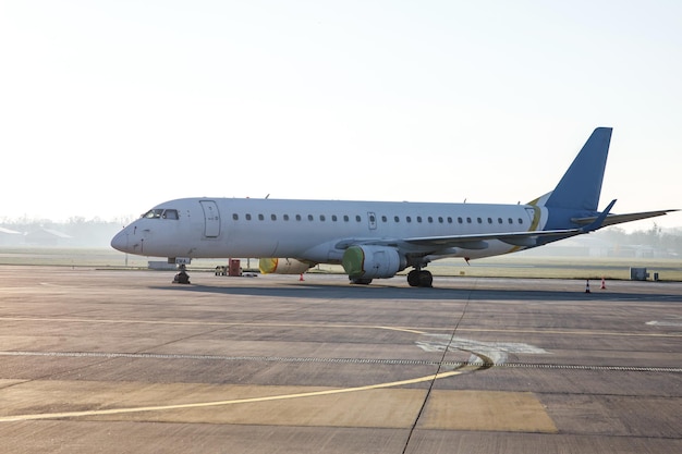 Foto aereo passeggeri su un lungo parcheggio in una piccola luce mattutina dell'aeroporto