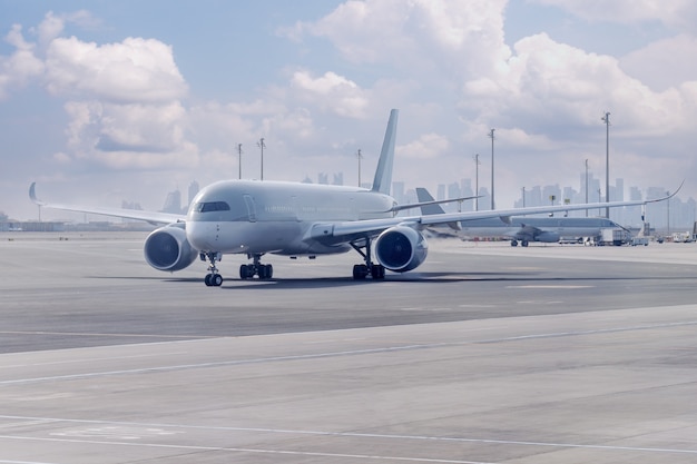 Photo passenger plane parking in the airport