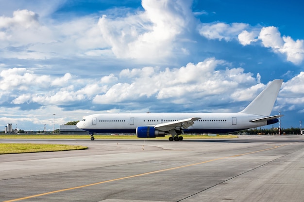 Photo passenger plane on the runway