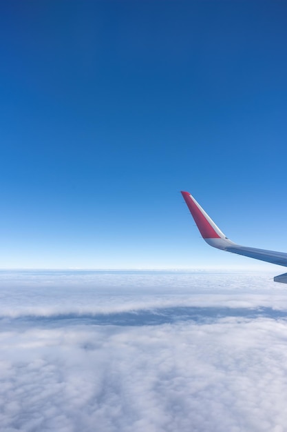 雲の海を航海する旅客機