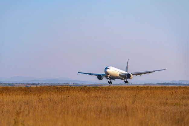 Пассажирский самолет взлетает с взлетно-посадочной полосы в аэропорту