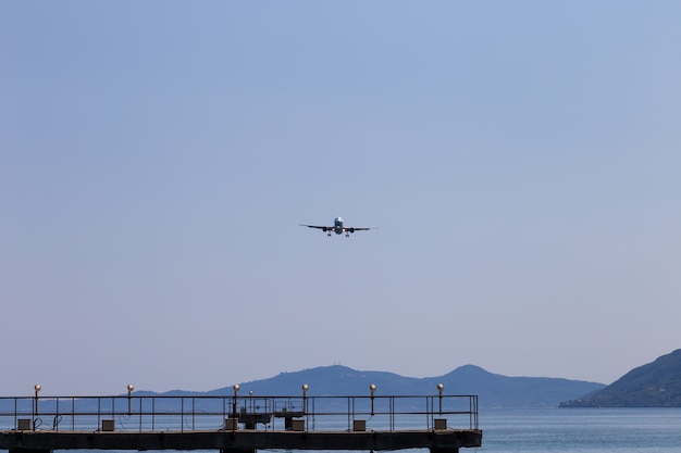 L'aereo del passeggero sta atterrando. diminuzione in altezza. grecia, corfù.