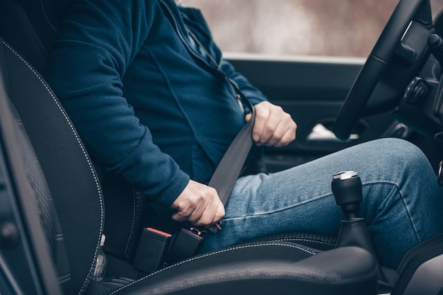 Passeggero uomo anziano fissaggio cintura di sicurezza in macchina, trasporto e concetto di sicurezza