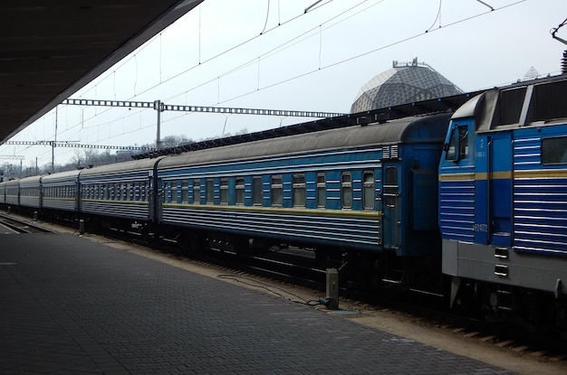 여객 열차가 승객을 위한 높은 플랫폼이 있는 역에 도착합니다.