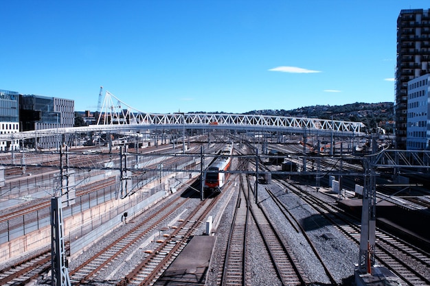 写真 ノルウェーと近代市街地の旅客列車