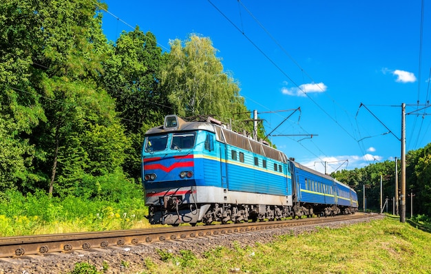 Photo passenger train in kiev region of ukraine