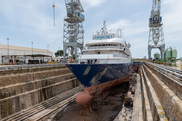 Photo passenger vessel in dry dock on ship repairing yard