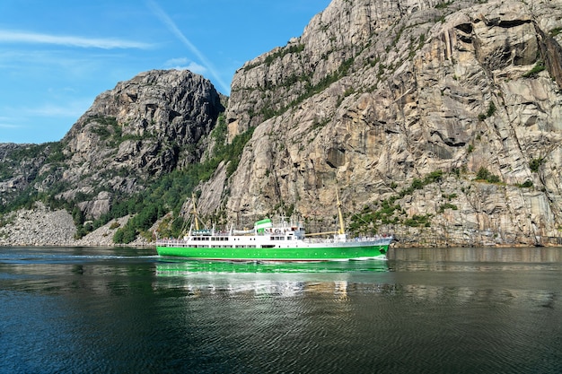 Lysefjord 산에서 항해하는 여객선