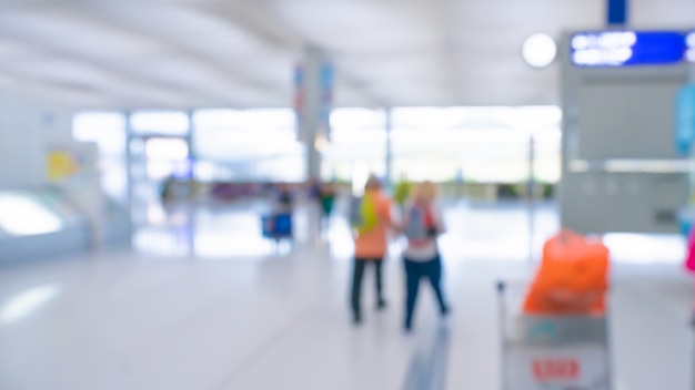 I passeggeri al terminal dell'aeroporto sfocato sfondo