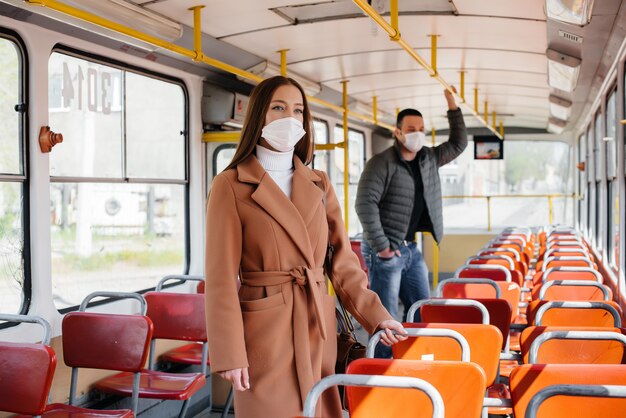 コロナウイルスのパンデミックの最中に公共交通機関を利用する乗客は、お互いの距離を保っています。保護と防止のcovid 19。