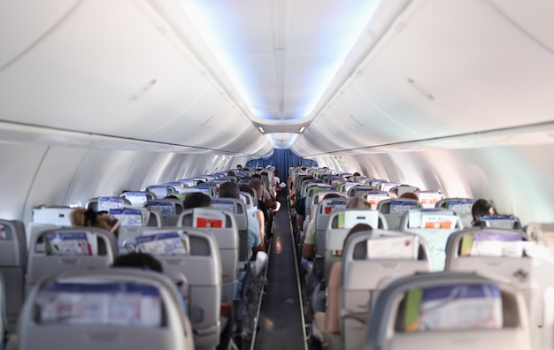 사진 비행기 뒷 시야 의 좌석 에 앉아 있는 승객 들